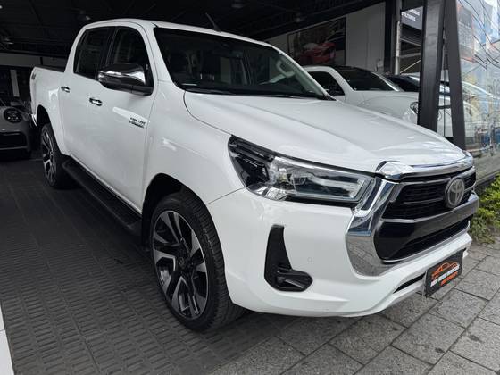 TOYOTA HILUX 2.8 D-4D TURBO DIESEL CD SRX 4X4 AUTOMÁTICO TOYOTA HILUX 2.8 D-4D TURBO DIESEL CD SRX 4X4 AUTOMÁTICO